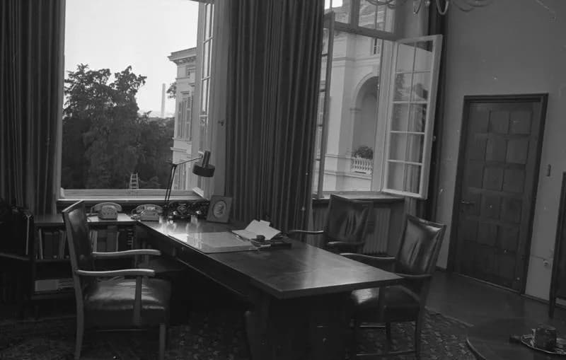 Karl Carstens - For documentary purposes the German Federal Archive often retained the original image captions, which may be erroneous, biased, obsolete or politically extreme. Arbeitszimmer von StS C