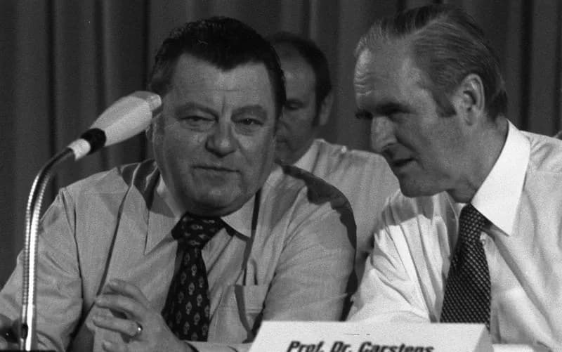 Karl Carstens - For documentary purposes the German Federal Archive often retained the original image captions, which may be erroneous, biased, obsolete or politically extreme. CSU-Wahlparteitag 1976 