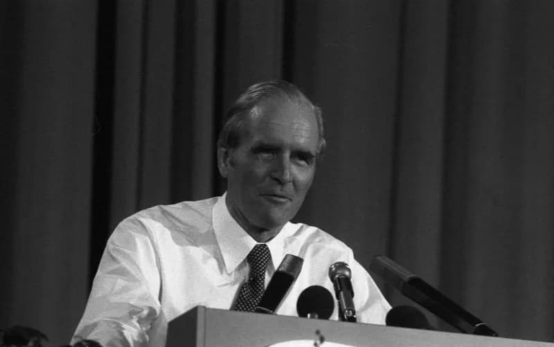 Karl Carstens - For documentary purposes the German Federal Archive often retained the original image captions, which may be erroneous, biased, obsolete or politically extreme. CSU-Wahlparteitag 1976 