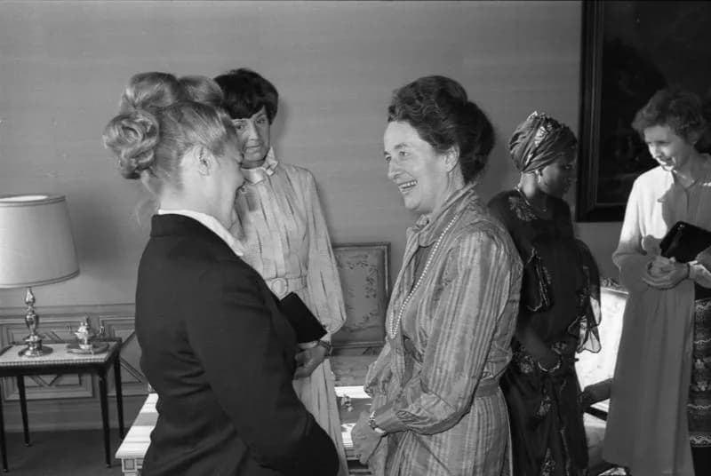 Karl Carstens - For documentary purposes the German Federal Archive often retained the original image captions, which may be erroneous, biased, obsolete or politically extreme. Frau Veronica Carstens 