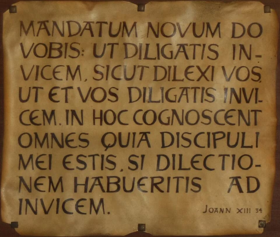 Josemaría Escrivá - Opus Dein keskuksessa oleva juliste, jossa lukee Jeesuksen uusi käsky: "Minä annan teille uuden käskyn: rakastakaa toisianne! Niin kuin minä olen rakastanut teitä, rakastakaa tekin
