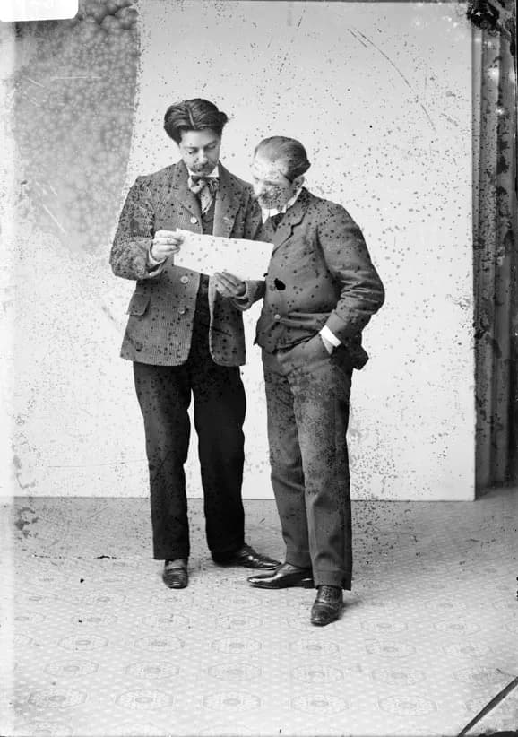 Pau Casals - Retrat de cos sencer del pianista Enric Granados i Campiña (a l'esquerra) i del violoncel·lista Pau Casals i Defilló (a la dreta).