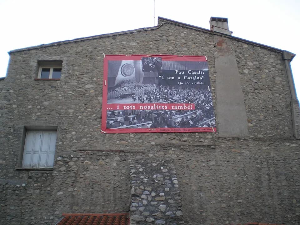 Pau Casals - Mural en commemoració del discurs de Pau Casals a l'ONU que hi ha penjat en una paret lateral de la casa de la vila de Prada (el Conflent, vila en que visqué el músic.