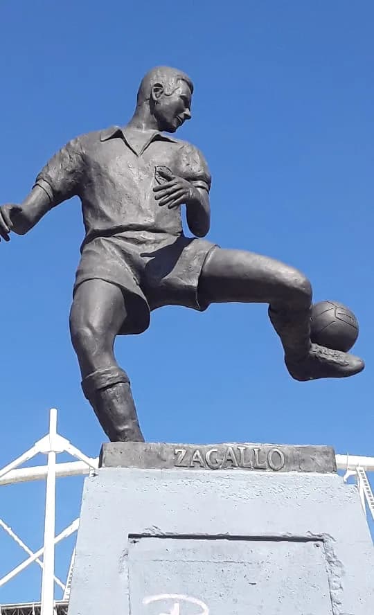 Mário Zagallo - Monumento na cidade do Rio de Janeiro, no bairro de Engenho de Dentro. Monumento do jogador Zagallo.