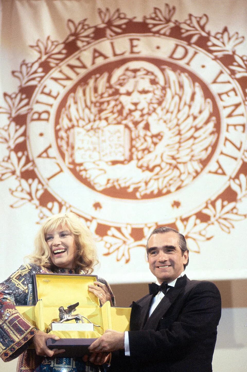 Monica Vitti - Il regista Martin Scorsese riceve da Monica Vitti il Leone d'oro alla carriera alla Mostra del Cinema di Venezia del 1995