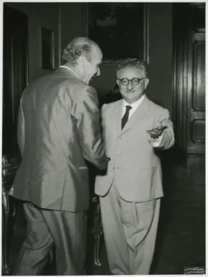 Giovanni Leone - Il presidente della Camera dei Deputati Giovanni Leone riceve il governatore Banca d'Italia Guido Carli