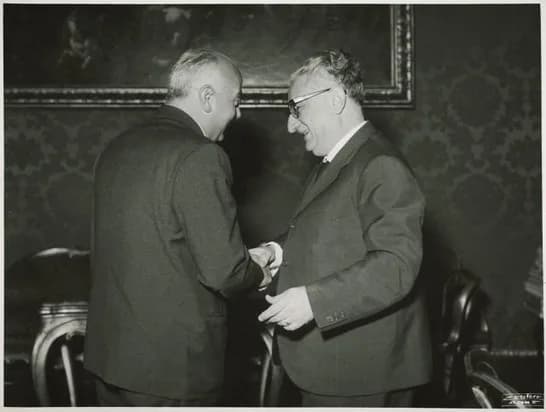 Giovanni Leone - Il presidente della Camera dei Deputati Giovanni Leone riceve il nuovo sindaco di Roma Glauco Della Porta