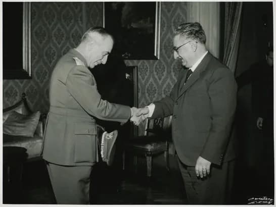 Giovanni Leone - Il presidente della Camera dei Deputati Giovanni Leone riceve il Capo Stato Maggiore della Difesa generale Aldo Rossi