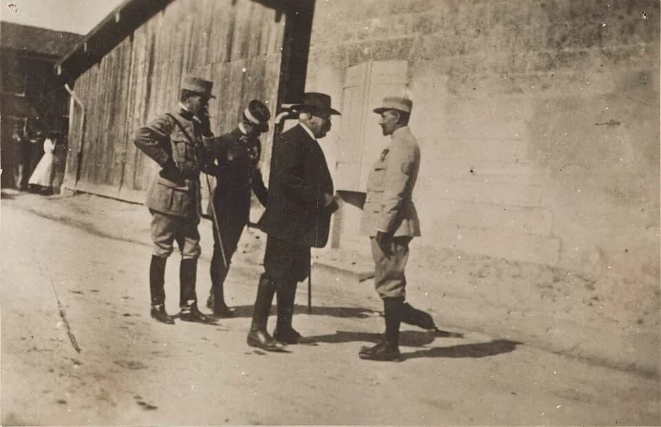 Alexandre Millerand - Monsieur Millerand, ministre de la Guerre, félicite le colonel M... pour la belle conduite de son régiment.