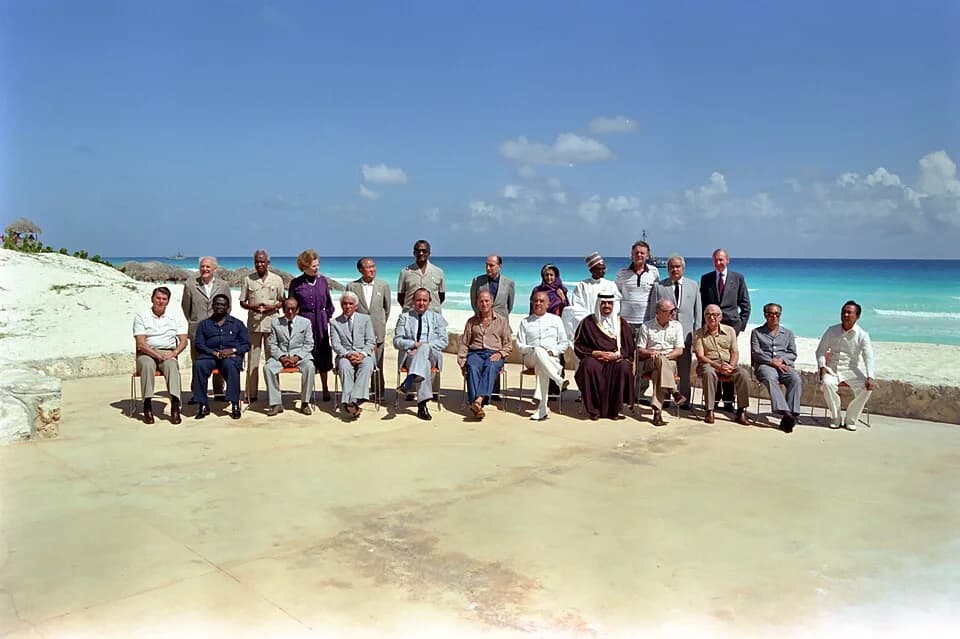 Zhao Ziyang - Heads of State at the Cancun North-South Economic Summit of 1981 at the Cancun Sheraton Hotel Beach in Mexico.
From left to right, front row: Ronald Reagan (USA), Simeon Aké (Côte-d'Ivoi