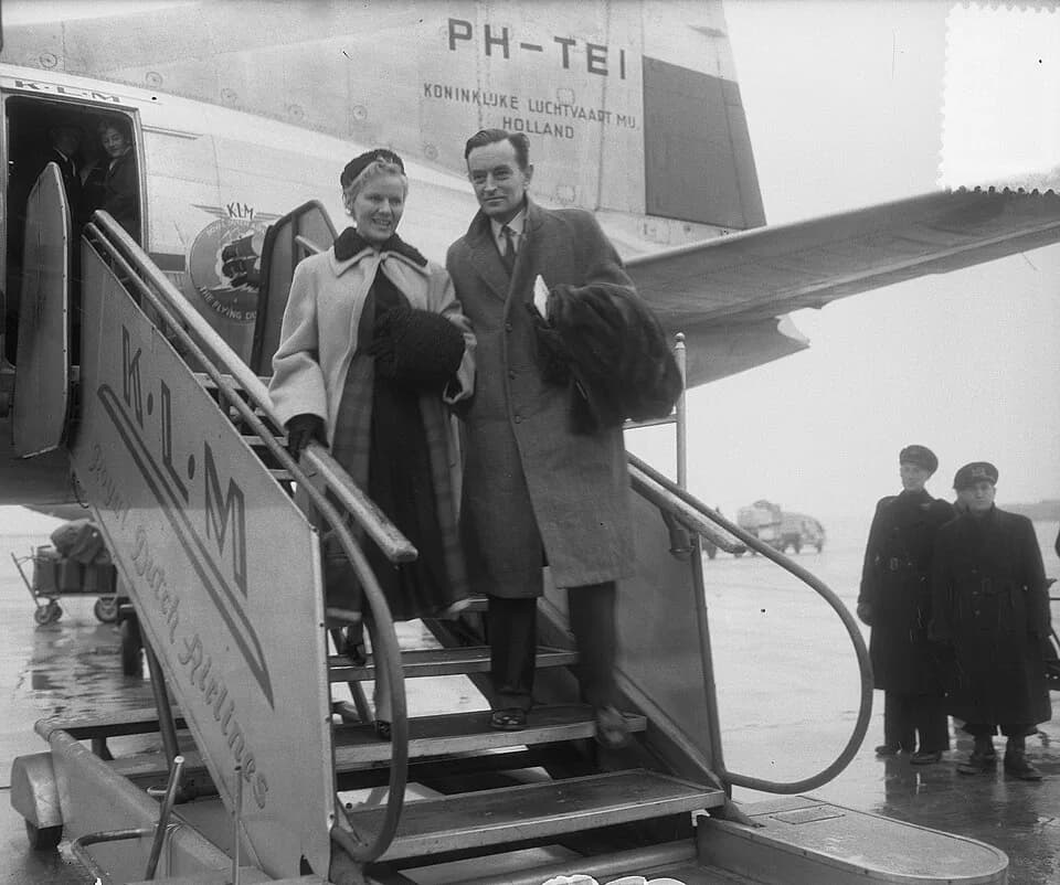 David Lean - Collectie / Archief : Fotocollectie Anefo
Reportage / Serie : [ onbekend ]
Beschrijving : Aankomst filmster Ann Todd en haar echtgenoot filmregisseur David Lean op Schiphol
Datum : 19 dec