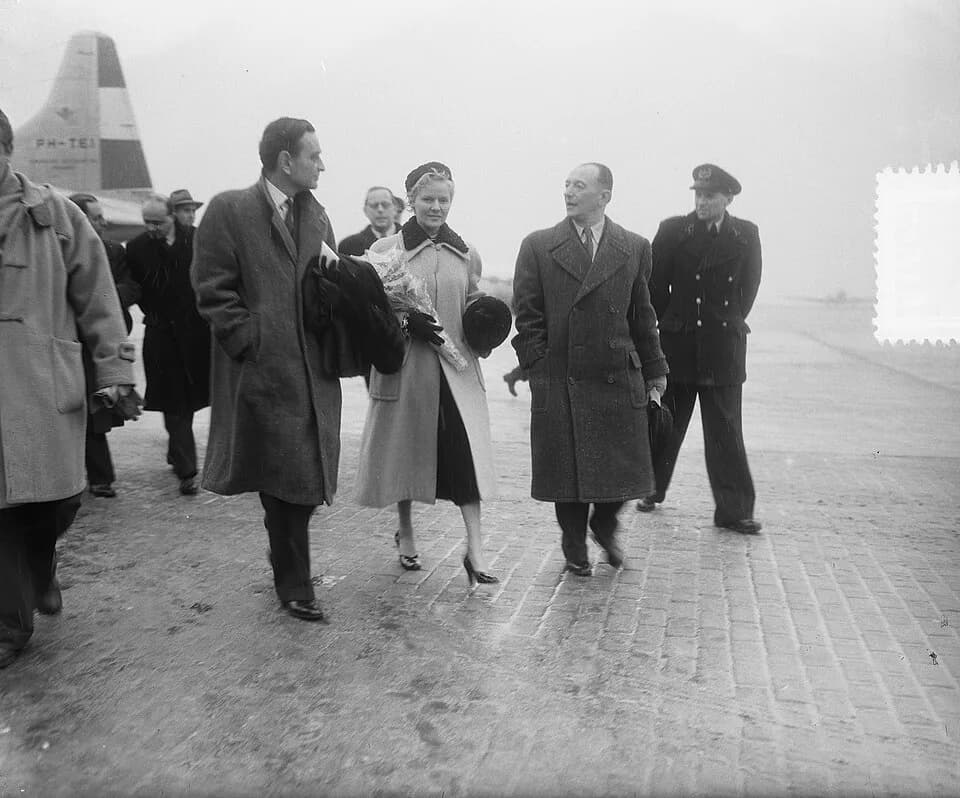 David Lean - Collectie / Archief : Fotocollectie Anefo
Reportage / Serie : [ onbekend ]
Beschrijving : Aankomst filmster Ann Todd en haar echtgenoot filmregisseur David Lean op Schiphol
Datum : 19 dec