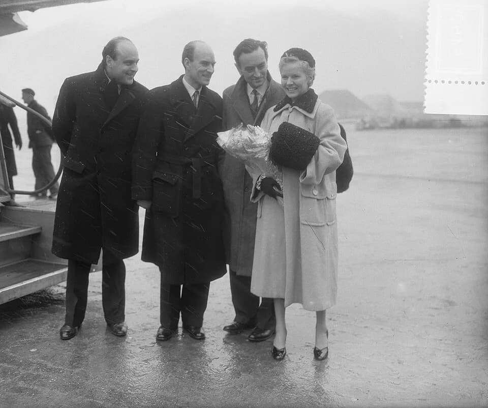 David Lean - Collectie / Archief : Fotocollectie Anefo
Reportage / Serie : [ onbekend ]
Beschrijving : Aankomst filmster Ann Todd en haar echtgenoot filmregisseur David Lean op Schiphol
Datum : 19 dec