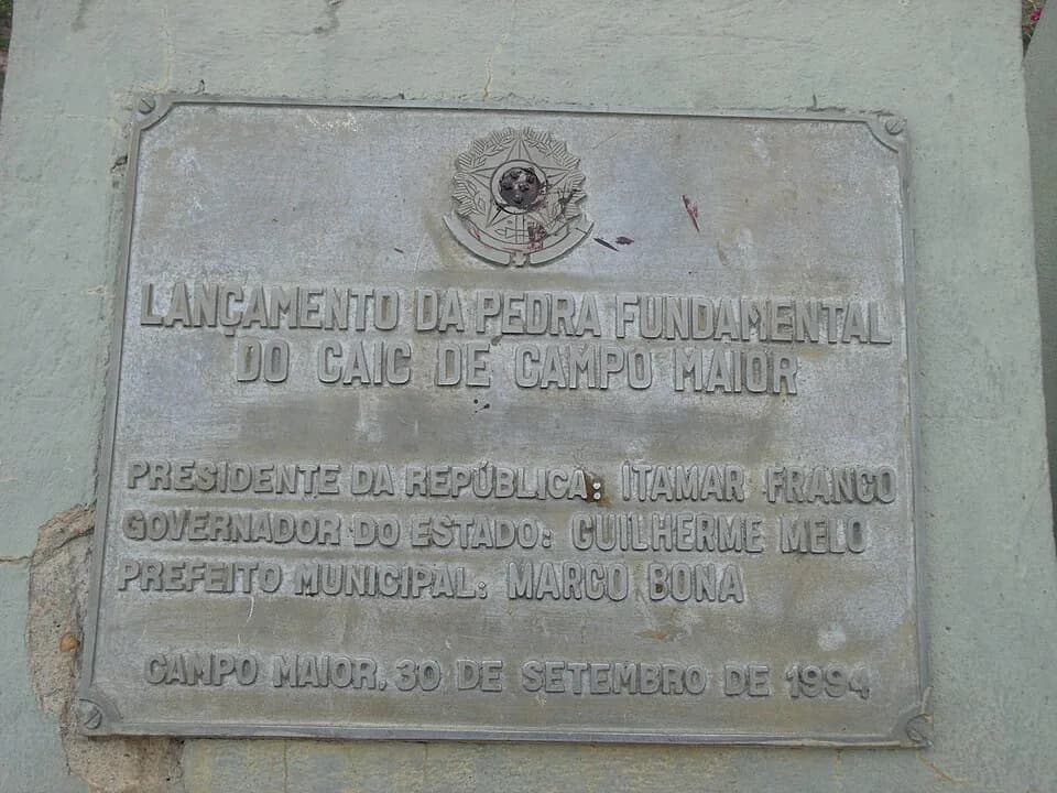 Itamar Franco - Imagem aproximada da pedra fundamental da construção do palácio escolar do CAIC em Campo Maior,Piauí