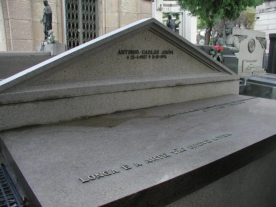 Antônio Carlos Jobim - Grave of Tom Jobim in the Saint John the Baptist's Cemetery, in Botafogo, Rio de Janeiro. The Brazilian-Portuguese epitaph, "Longa é a arte, tão breve a vida", a verse taken fro