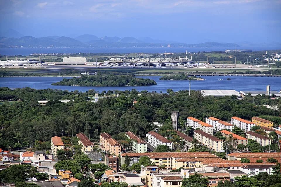 Antônio Carlos Jobim - No Canal do Fundão são vistas as Ilhas do Raimundo e Santa Rosa. O mapa de Albernaz de 1666 chama de Ilha da Pedra sendo a referência para o Engenho da Pedra. Hoje estão na fren