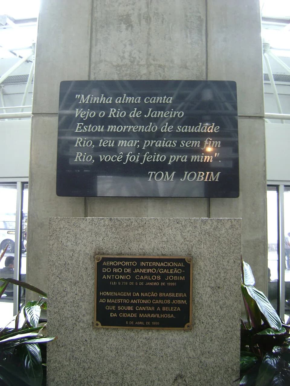 Antônio Carlos Jobim - Inscrição em homenagem ao Tom Jobim, no Aeroporto Internacional do Rio de Janeiro Tom Jobim/Galeão, Brasil.