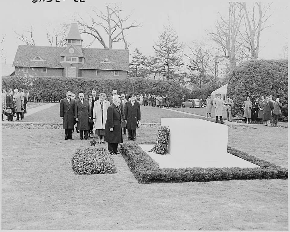Vincent Auriol - Photograph of French President Vincent Auriol standing before the grave of the late President Franklin D. Roosevelt... - NARA - 200282.jpg