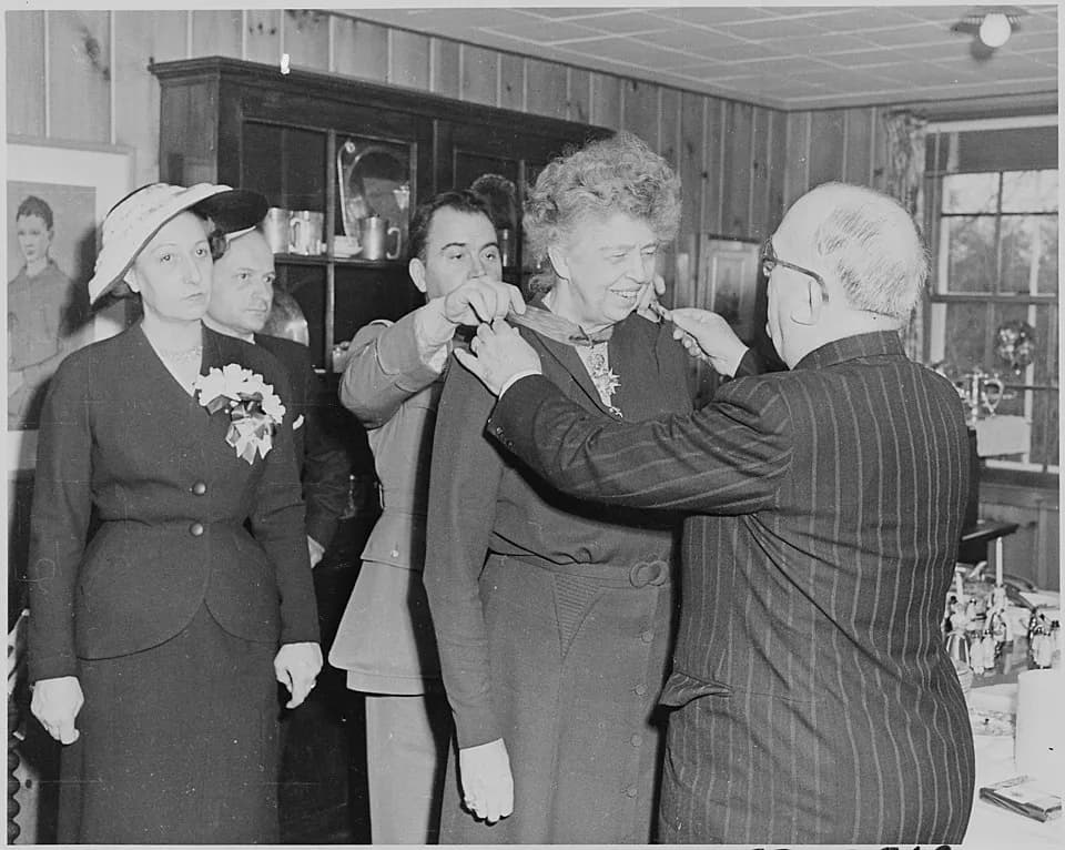 Vincent Auriol - Photograph of French President Vincent Auriol presenting Eleanor Roosevelt with a medal, during his visit to the... - NARA - 200285.jpg