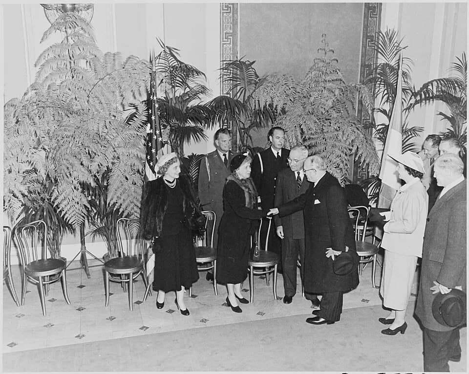 Vincent Auriol - Photograph of President Truman, Mrs. Truman, and Margaret Truman greeting the President of France, Vincent Auriol... - NARA - 200287.jpg