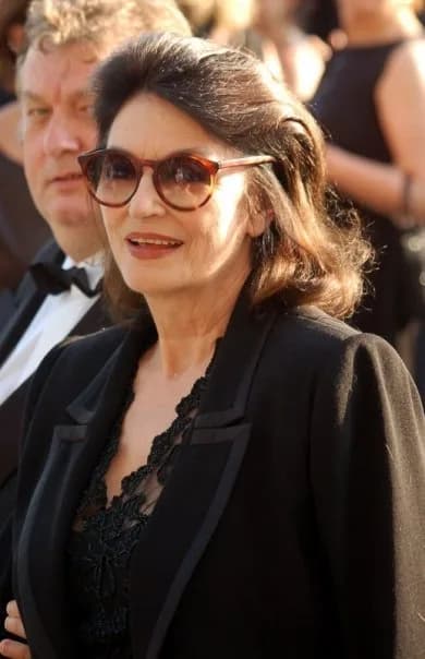 Anouk Aimée - Anouk Aimée au festival de Cannes; au second plan, à demi caché, Dominique Besnehard