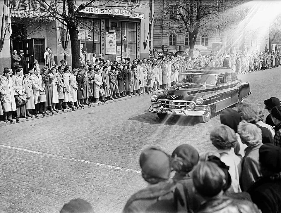 Juho Kusti Paasikivi - Sotilasparaati Helsingissä 4.6.1952. Presidentti J. K. Paasikiven virka-auto, vuoden 1952 musta Cadillac, Mannerheimintiellä matkatoimisto Kalevan ja ravintola Hansan edessä.
Mu