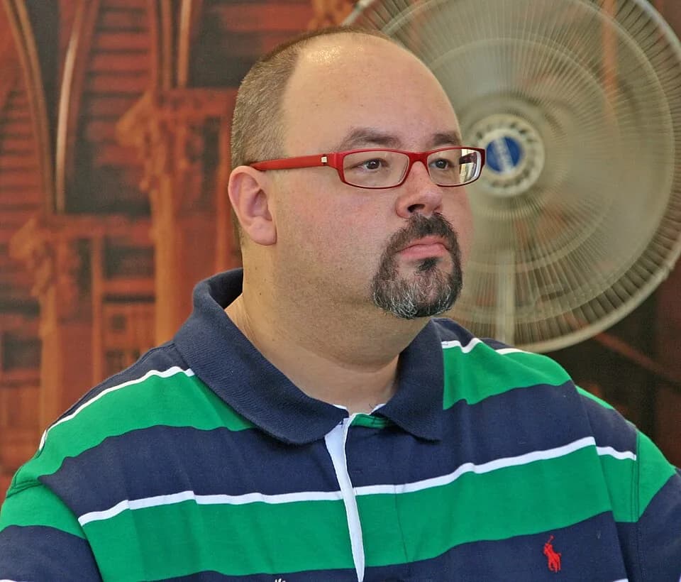 Carlos Ruiz Zafón - Carlos Ruiz Zafón en la Feria del Libro de Madrid, 6 de junio de 2008.