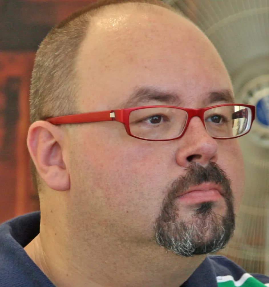 Carlos Ruiz Zafón - Carlos Ruiz Zafón en la Feria del Libro de Madrid, 6 de junio de 2008.