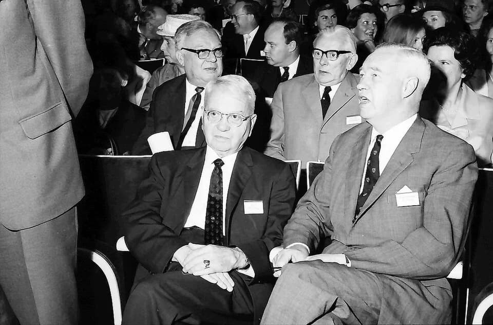 Alexander R. Todd, Baron Todd - 17. Tagung 1967 Chemiker; Eröffnungsfeier: Harold C. Urey, Lord Alexander Todd of Trumpington, dahinter Werner Forßmann, Adolf Butenandt, Frau Butenandt