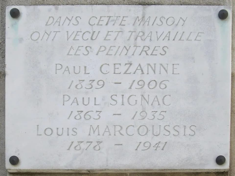 Paul Signac - Plaque commémorative, Villa des Arts, 15 rue Hégésippe-Moreau, Paris 18e.« Dans cette maison ont vécu et travaillé les peintres Paul Cézanne (1839-1906), Paul Signac (1863-1935), Louis M