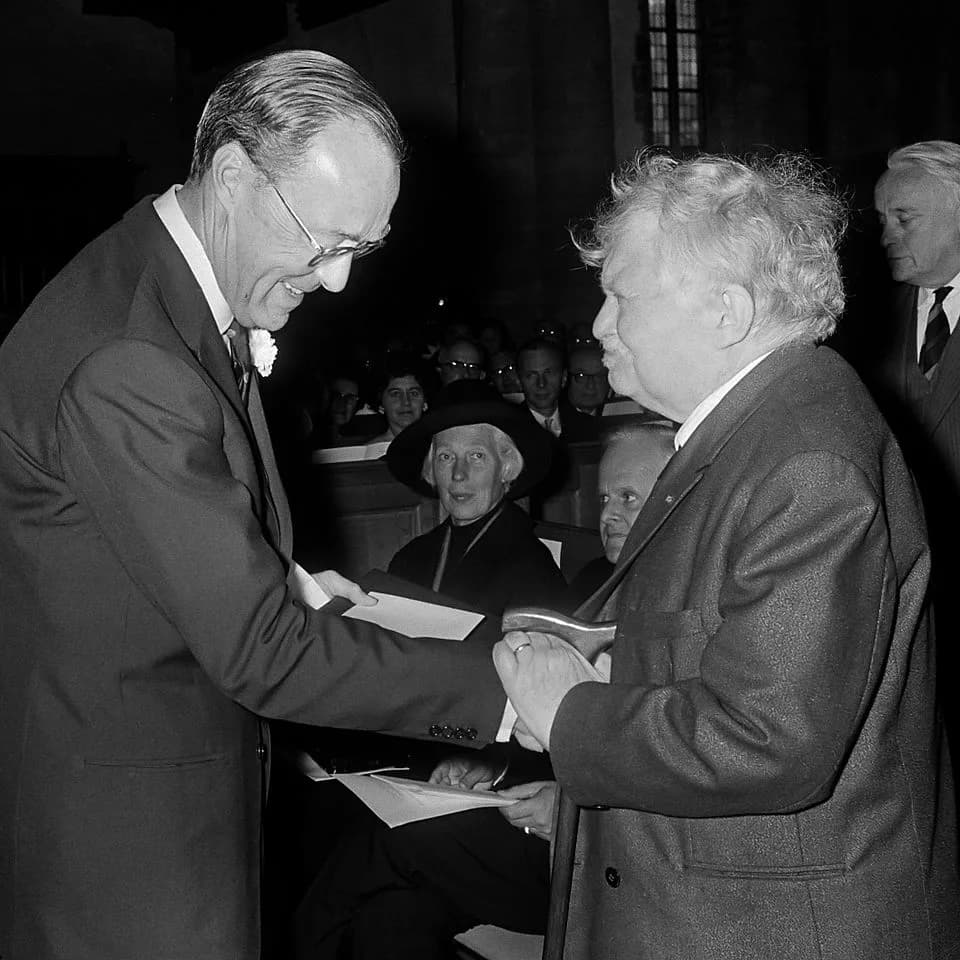 Gabriel Marcel - Prins Bernhard schudt de hand van de Franse filosoof Gabriel Marcel
27 oktober 1969