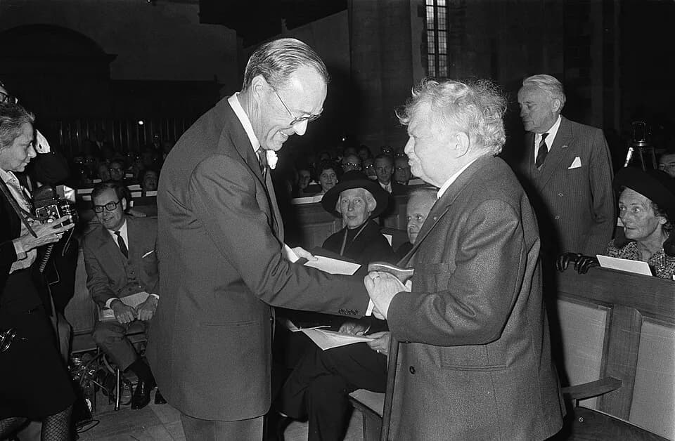 Gabriel Marcel - Collectie / Archief : Fotocollectie Anefo
Reportage / Serie : Uitreiking Erasmusprijs 1969 in de Sint Laurenskerk te Rotterdam
Beschrijving : Prins Bernhard schudt de hand van de Fran