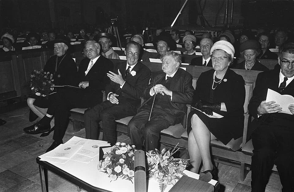 Gabriel Marcel - Collectie / Archief : Fotocollectie Anefo
Reportage / Serie : Uitreiking Erasmusprijs 1969 in de Sint Laurenskerk te Rotterdam
Beschrijving : V.l.n.r. [mevr. Von Weizsäcker], Carl von