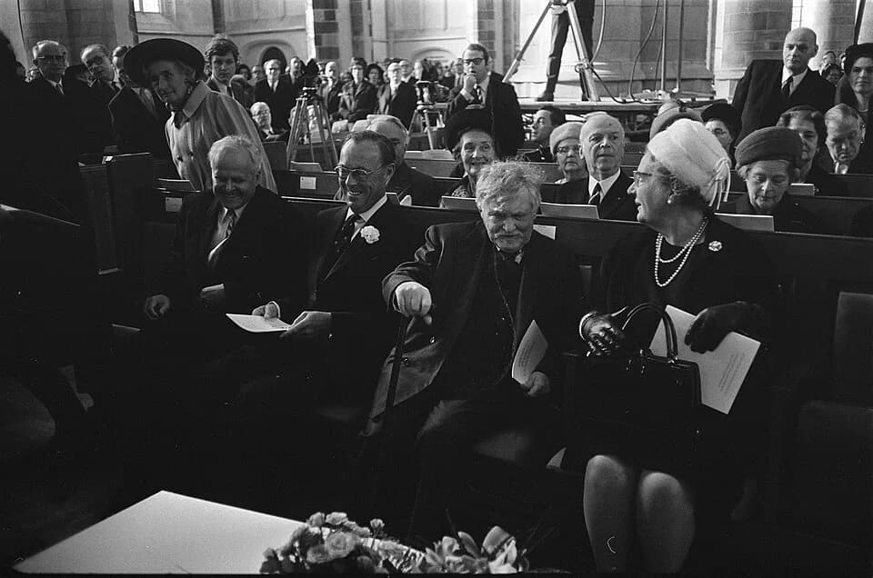 Gabriel Marcel - Collectie / Archief : Fotocollectie Anefo
Reportage / Serie : Uitreiking Erasmusprijs 1969 in de Sint Laurenskerk te Rotterdam
Beschrijving : Vlnr. Carl von Weizsäcker, prins Bernhard