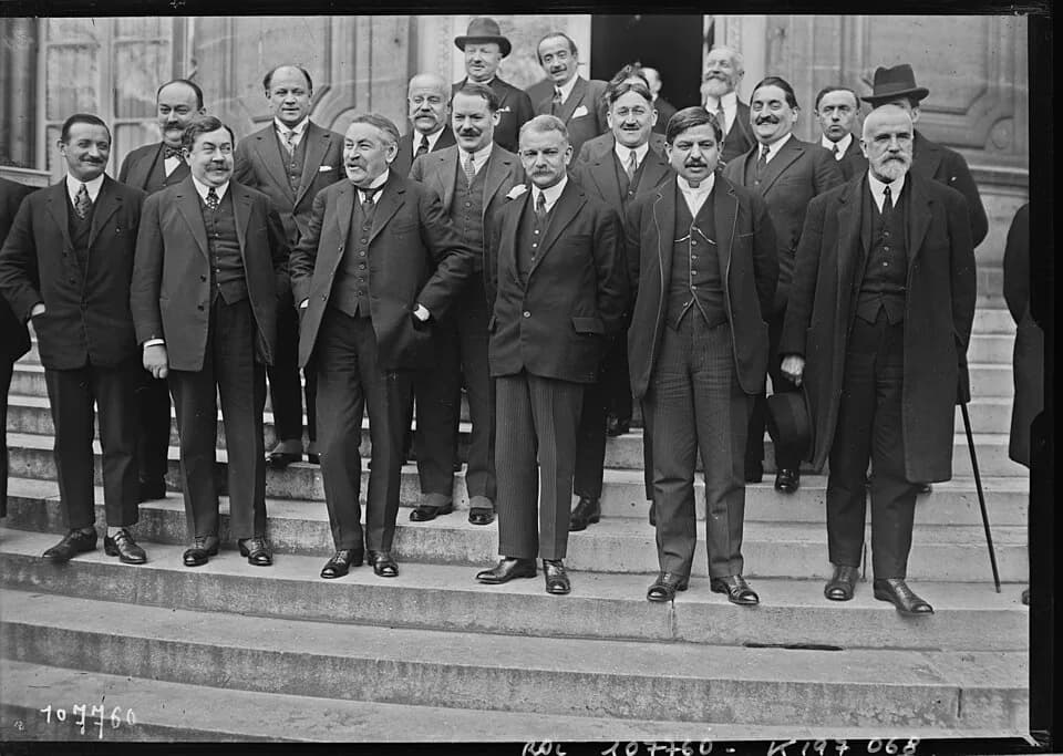 Pierre Laval - Le nouveau ministère Briand, du 9 mars 1926 (Briand au centre premier rang, Pierre Laval devant, deuxième en partant de la droite). Photographie de presse, agence Rol.