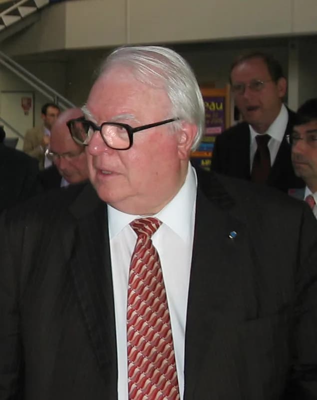 Pierre Mauroy - Pierre Mauroy, président de la communauté urbaine de Lille, ancien premier ministre. Je suis l'auteur du cliché pris en novembre 2005 aux Assises des Communautés Urbaines de France au