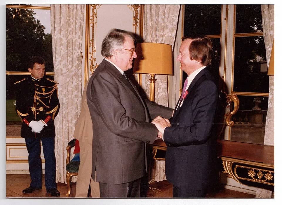 Pierre Mauroy - Pierre Mauroy remet la Légion d'honneur au promoteur du tourisme social Jean Faucher en 1983.