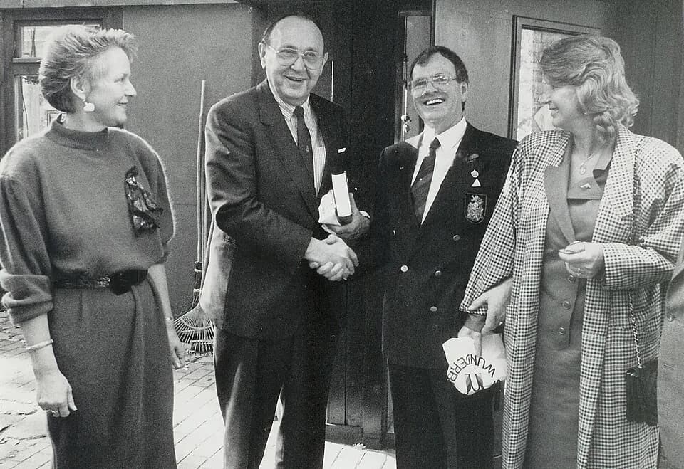 Hans-Dietrich Genscher - Hans-Dietrich Genscher (2. von links) und seine Frau Barbara (rechts) gratulieren Eilert Tantzen am 22. Oktober 1989 vor der „Villa Hügel“ in Sage zu dessen 60. Geburtstag. Li