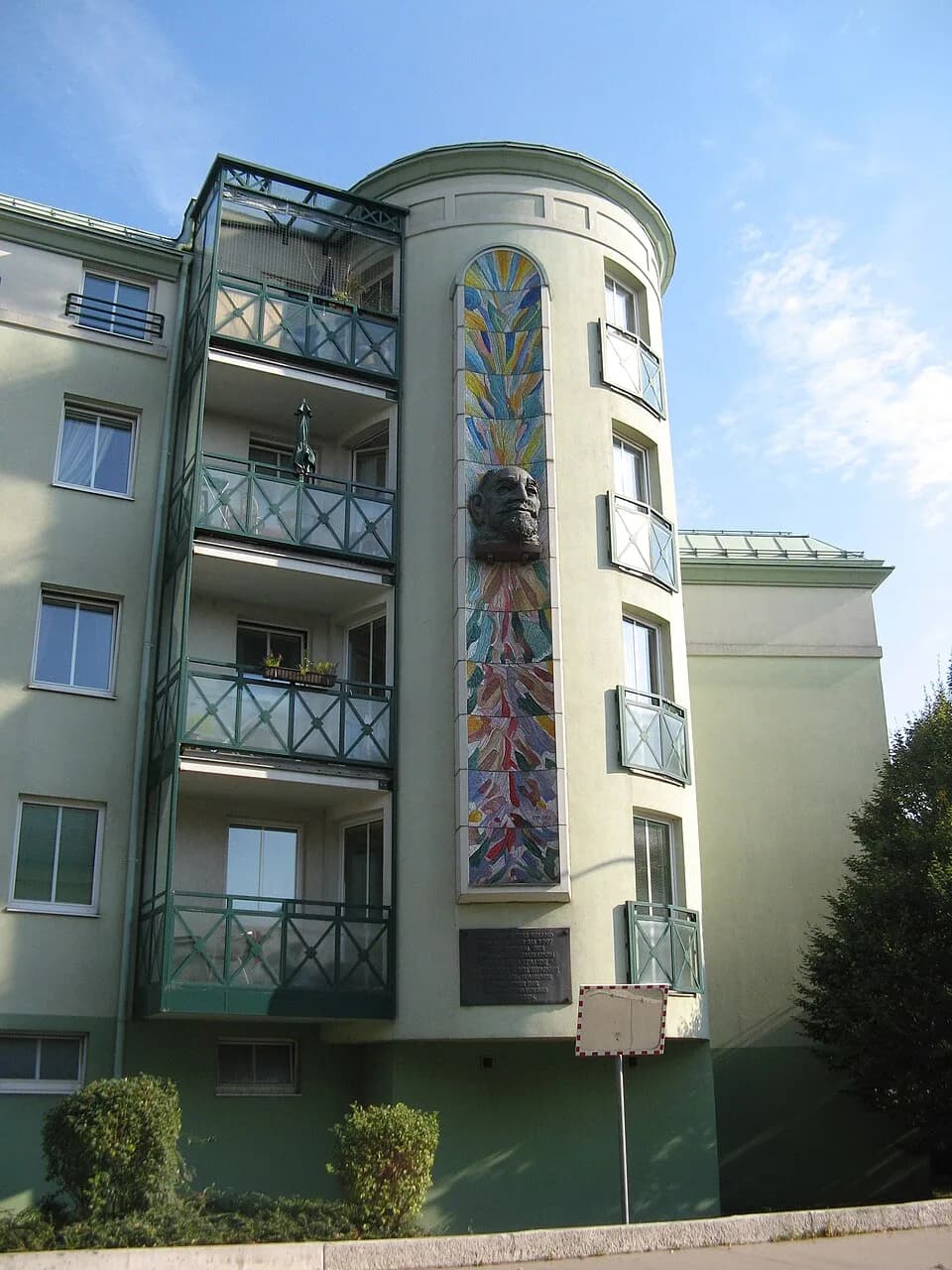 Karl Renner - Brauhausstraße mit Karl Renner-Büste, Schwechat
