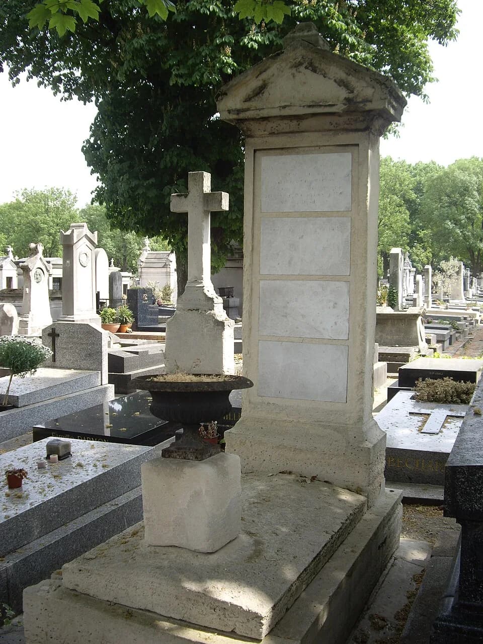 Gaspard-Gustave de Coriolis - Tombe de Gaspard-Gustave Coriolis, cimetière du Montparnasse, division 12. Son épitaphe est presque entièrement effacée : « Gaspard Gustave Coriolis, membre de l'Institut