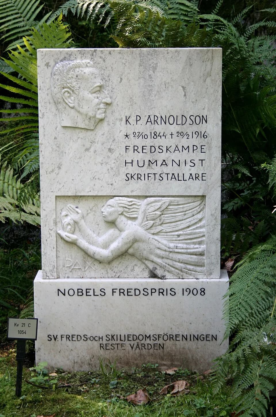 Klas Pontus Arnoldson - K.P. Arnoldoson's grave in Norra begravningsplatsen, Solna. Artist Axel Wallenberg. revealed 2 juli 1933.