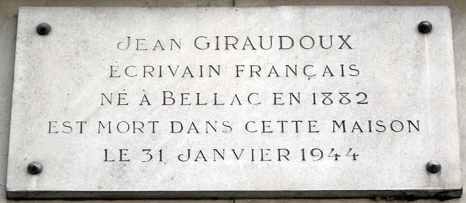 Jean Giraudoux - Plaque apposée au n° 89 du quai d'Orsay, Paris 7e, où mourut l'auteur dramatique Jean Giraudoux (1882-1944) le 31 janvier 1944.