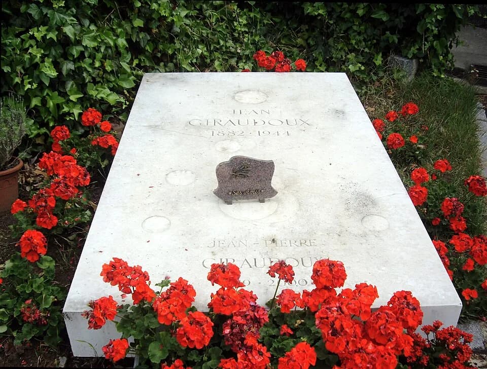 Jean Giraudoux - Tombe de Jean Giraudoux au cimetière de Passy, Paris 16e.