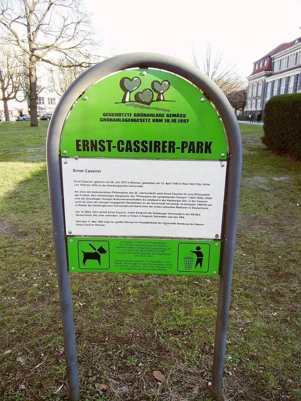 Ernst Cassirer - Der Ernst-Cassirer-Park in Rotherbaum wurde benannt nach dem Philosophen und ehemaligen Rektor der Uni-Hamburg Ernst Cassirer, ebenso der größte Hörsaal des Hauptgebäudes.