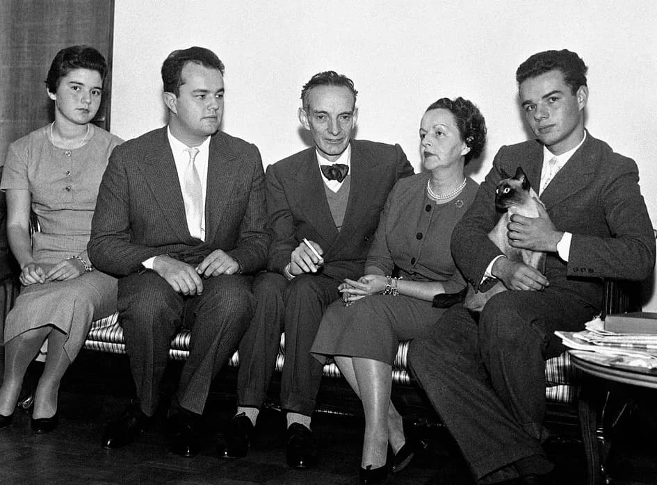 Daniel Bovet - Swiss-born Italian biochemist and Nobel Prize in Physiology or Medicine Daniel Bovet sitting in his house in Rome with his wife Filomena Nitti, his nephew Antonella, his sons Gianpaolo 