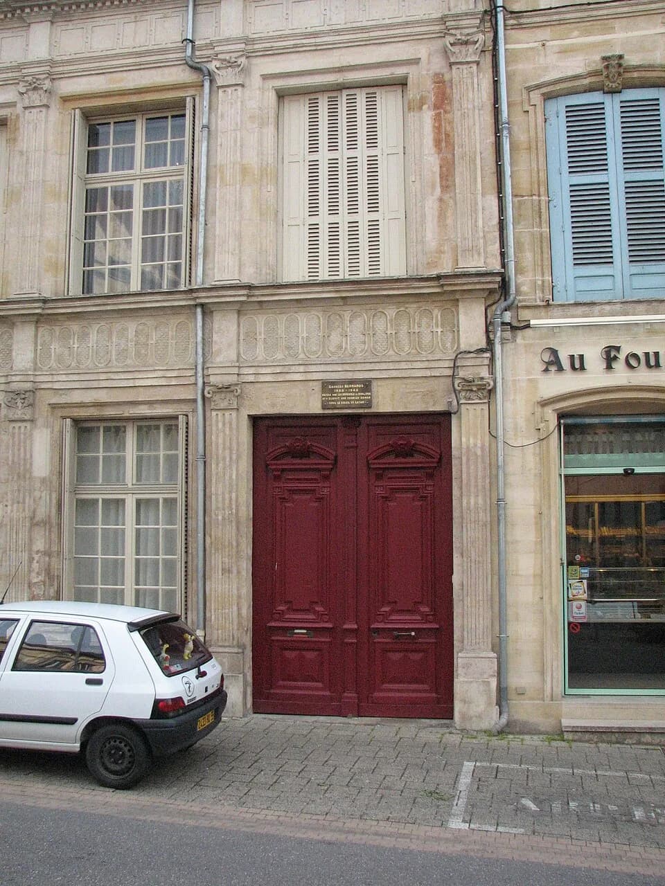 Georges Bernanos - Maison où Georges Bernanos a vécu et écrivit son premier roman Sous le soleil de Satan, rue des Ducs de Bar, Bar-le-Duc, comme indiquée sur la plaque au dessus de l'entrée