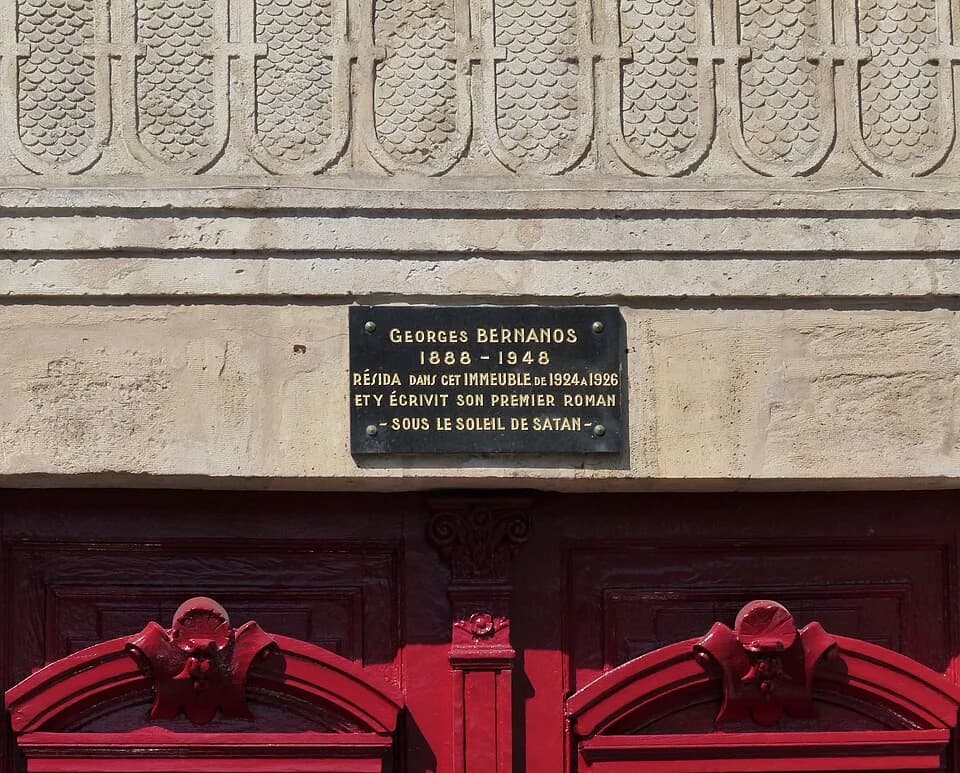Georges Bernanos - Plaque commémorative sur l'Hôtel de la Bessière, au 47 de la rue des Ducs-de-Bar à Bar-le-Duc (Meuse), où Georges Bernanos résida de 1924 à 1926 et écrivit son premier roman, Sous l