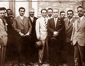 Adnan Menderes - SCF Başkanı Okyar, partisinin Aydın teşkilatı üyeleriyle. Fotoğrafta Okyar'ın sağındaki beyaz takım elbiseli kişi, dönemin SCF Aydın İl Başkanı, geleceğin Başbakanı Adnan Menderes'tir