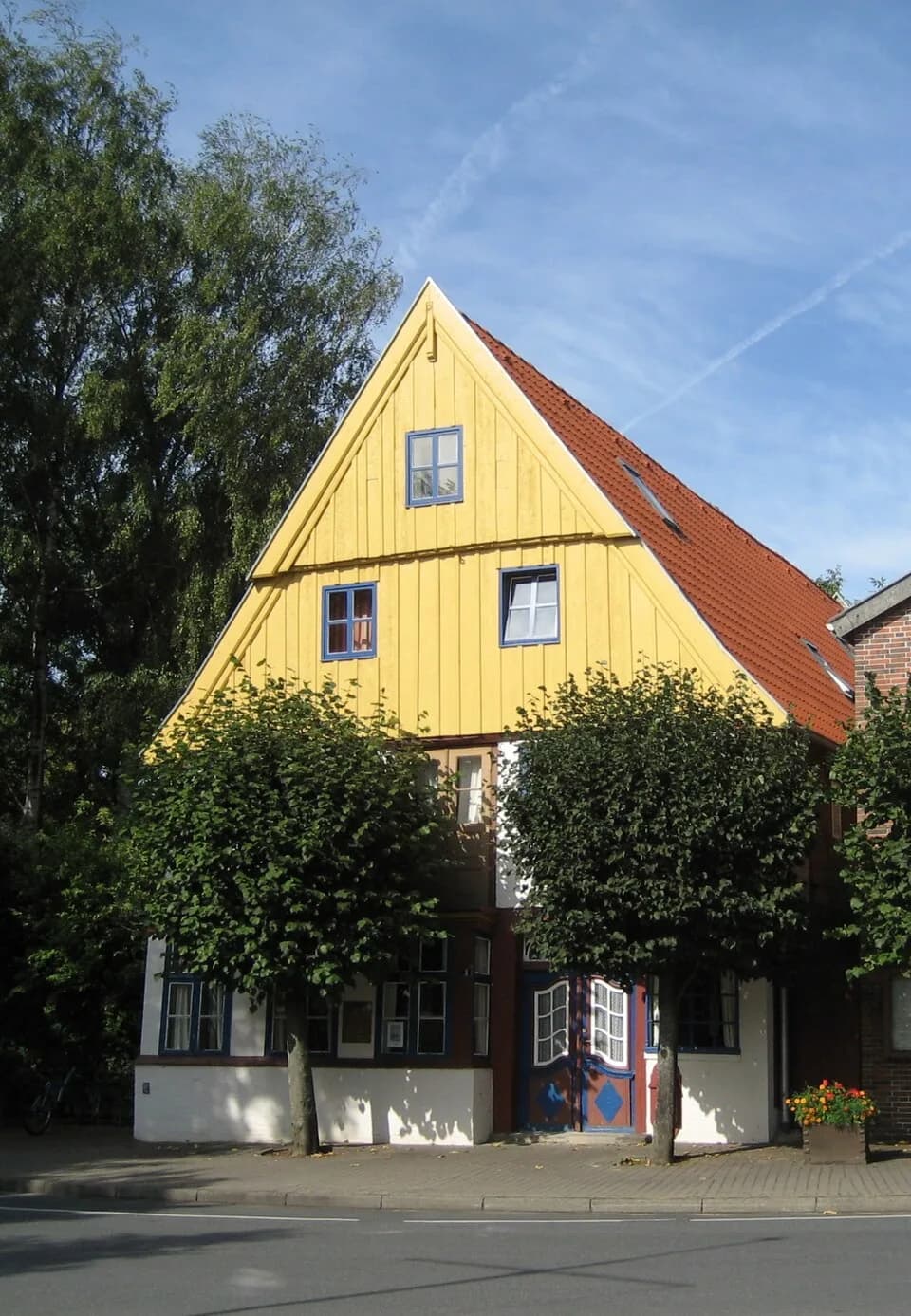 Alfred Döblin - Frontansicht des Fachwerkhauses von 1698, das Günter Grass 1985 der Berliner Akademie der Künste als Stipendiatenhaus überlassen hat.