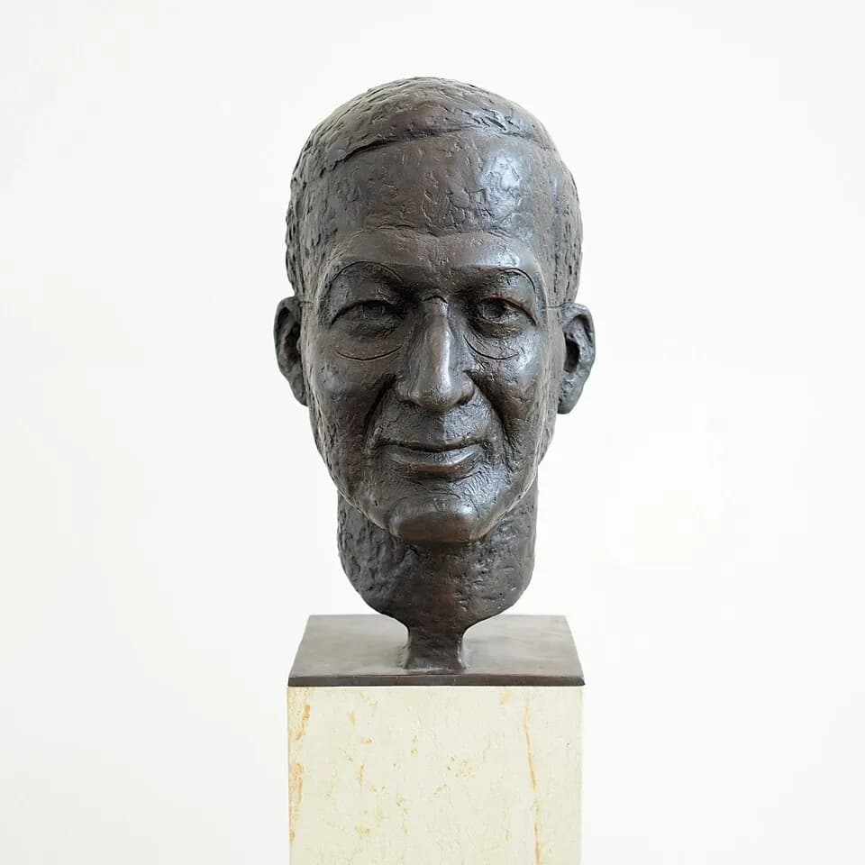 Alfred Döblin - Bust of Alfred Döblin from sculptor Siegfried Wehrmeister. In bronze ca. 45 cm on 140 cm pedestal. casting 2011